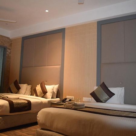 Hotel Superb 5 Mins Walk From New Delhi Station Bagian luar foto