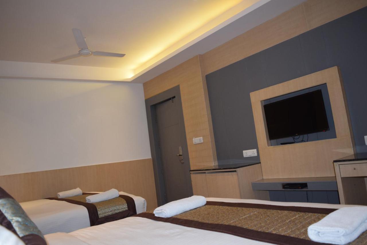 Hotel Superb 5 Mins Walk From New Delhi Station Bagian luar foto