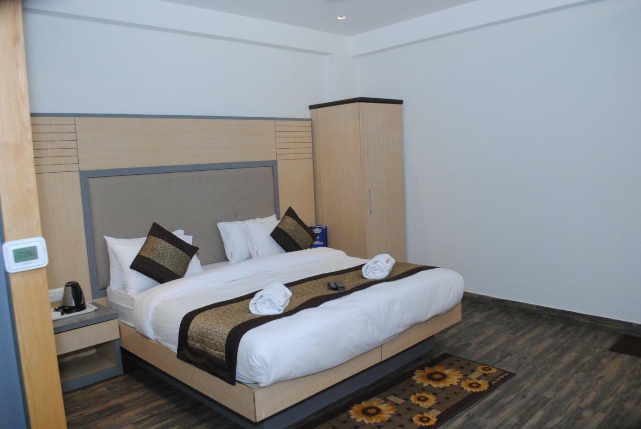 Hotel Superb 5 Mins Walk From New Delhi Station Bagian luar foto