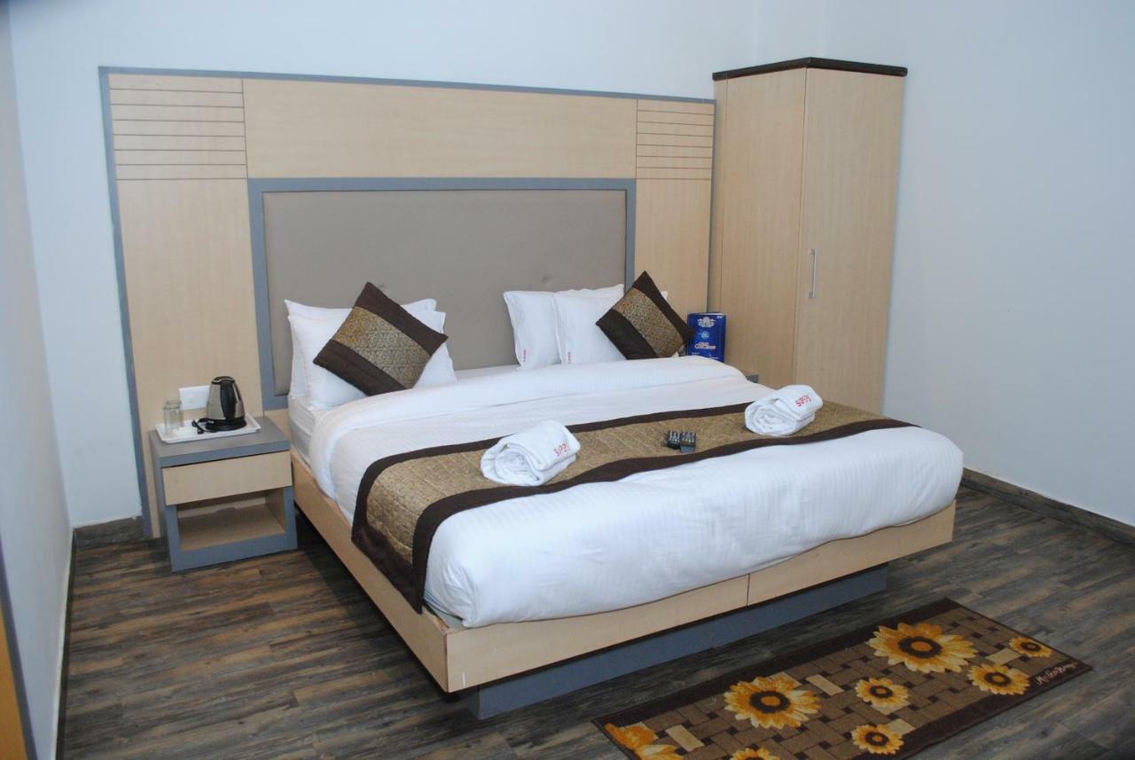Hotel Superb 5 Mins Walk From New Delhi Station Bagian luar foto