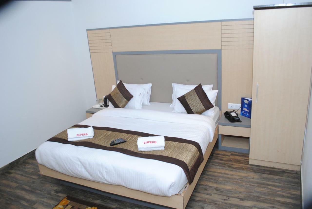 Hotel Superb 5 Mins Walk From New Delhi Station Bagian luar foto