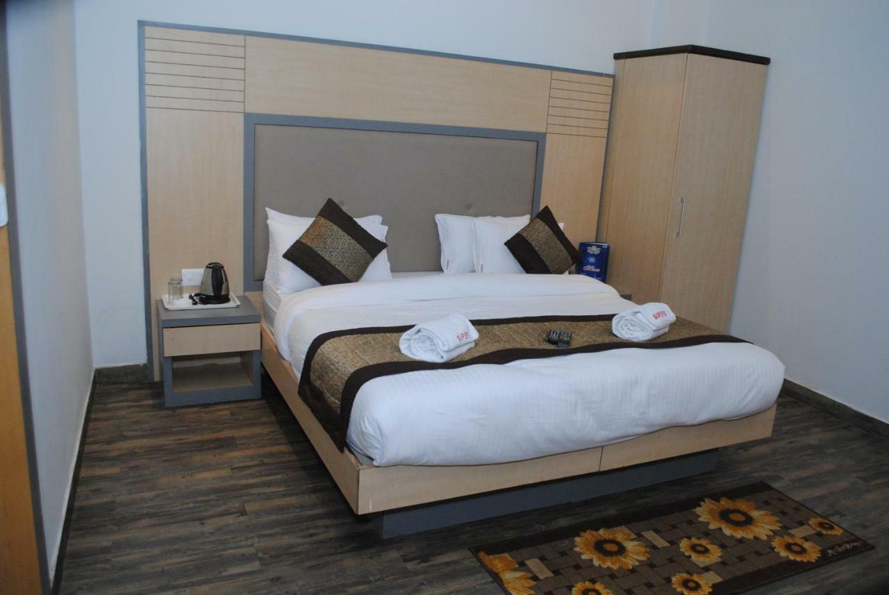 Hotel Superb 5 Mins Walk From New Delhi Station Bagian luar foto