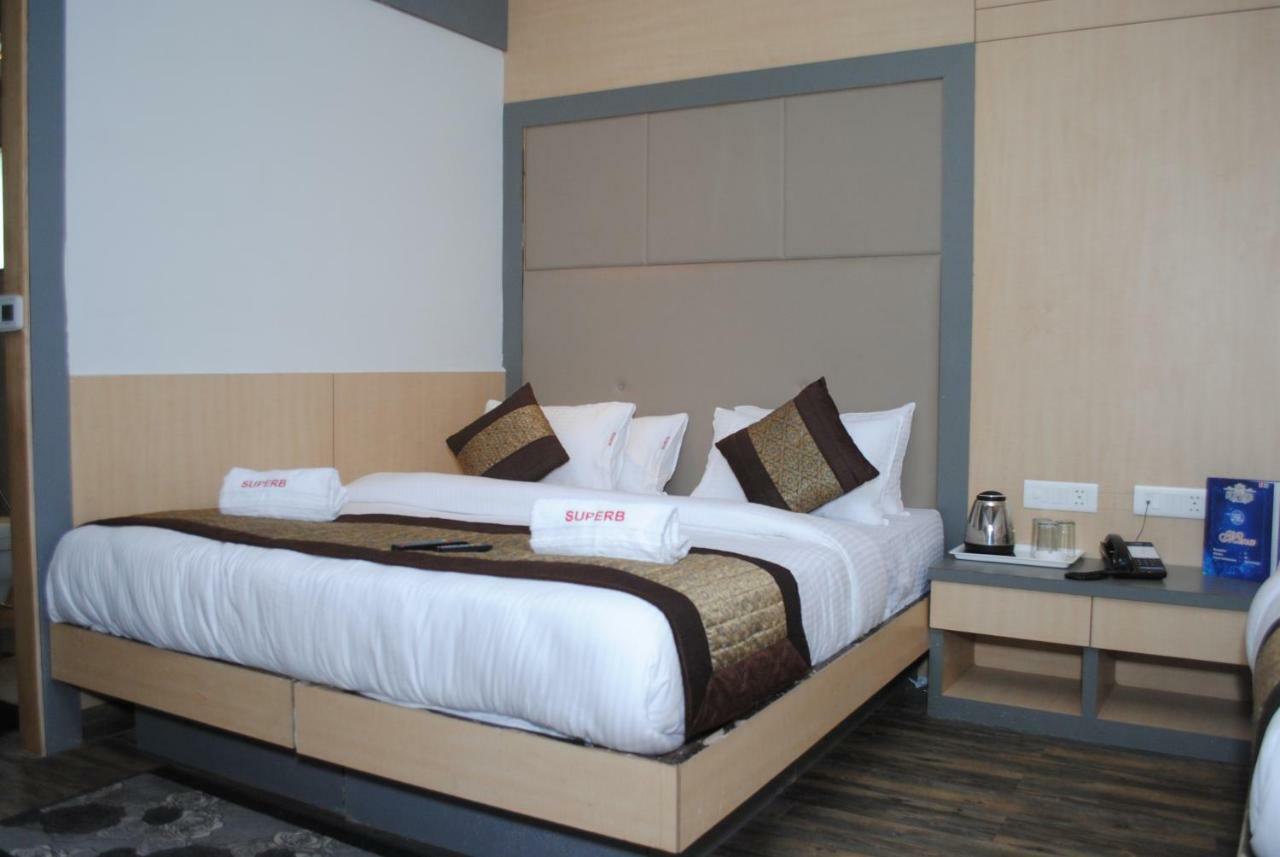 Hotel Superb 5 Mins Walk From New Delhi Station Bagian luar foto