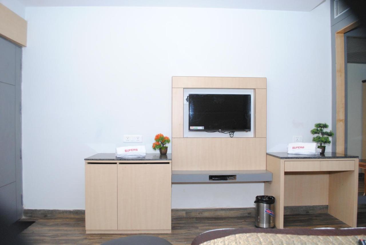 Hotel Superb 5 Mins Walk From New Delhi Station Bagian luar foto