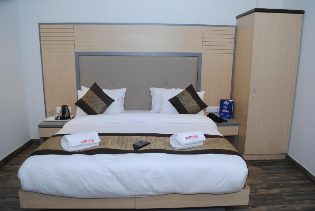 Hotel Superb 5 Mins Walk From New Delhi Station Bagian luar foto