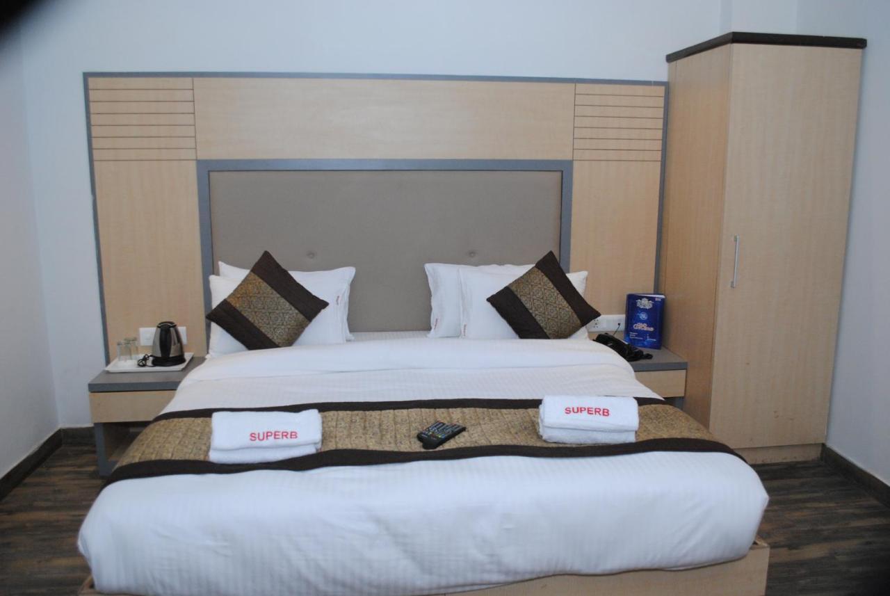Hotel Superb 5 Mins Walk From New Delhi Station Bagian luar foto