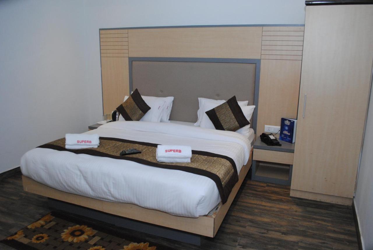Hotel Superb 5 Mins Walk From New Delhi Station Bagian luar foto